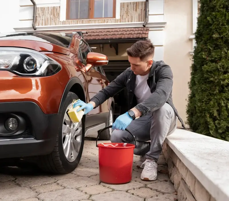 Lavage auto à domicile Chérence : professionnel intervenant sur un véhicule
